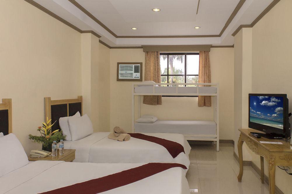 Whiterock Beach Hotel And Waterpark Subic Bay Exteriör bild